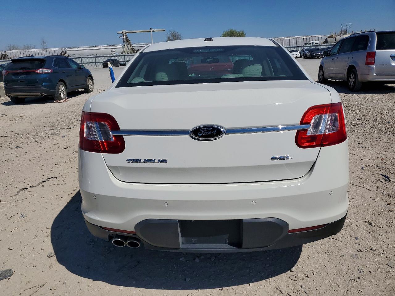 2010 FORD TAURUS SEL photo 16