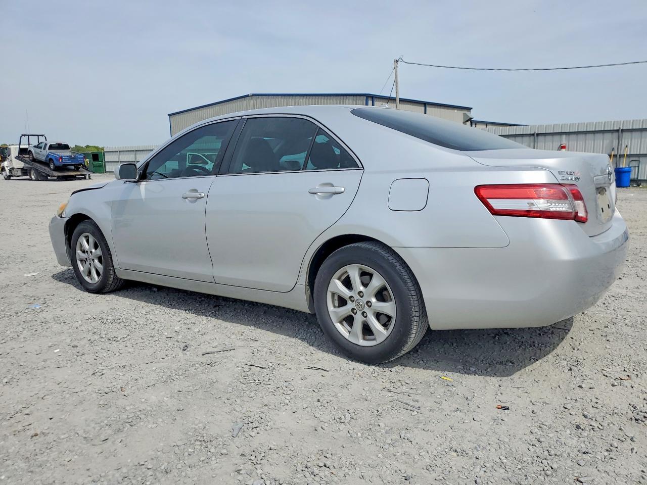 2011 TOYOTA CAMRY LE photo 4