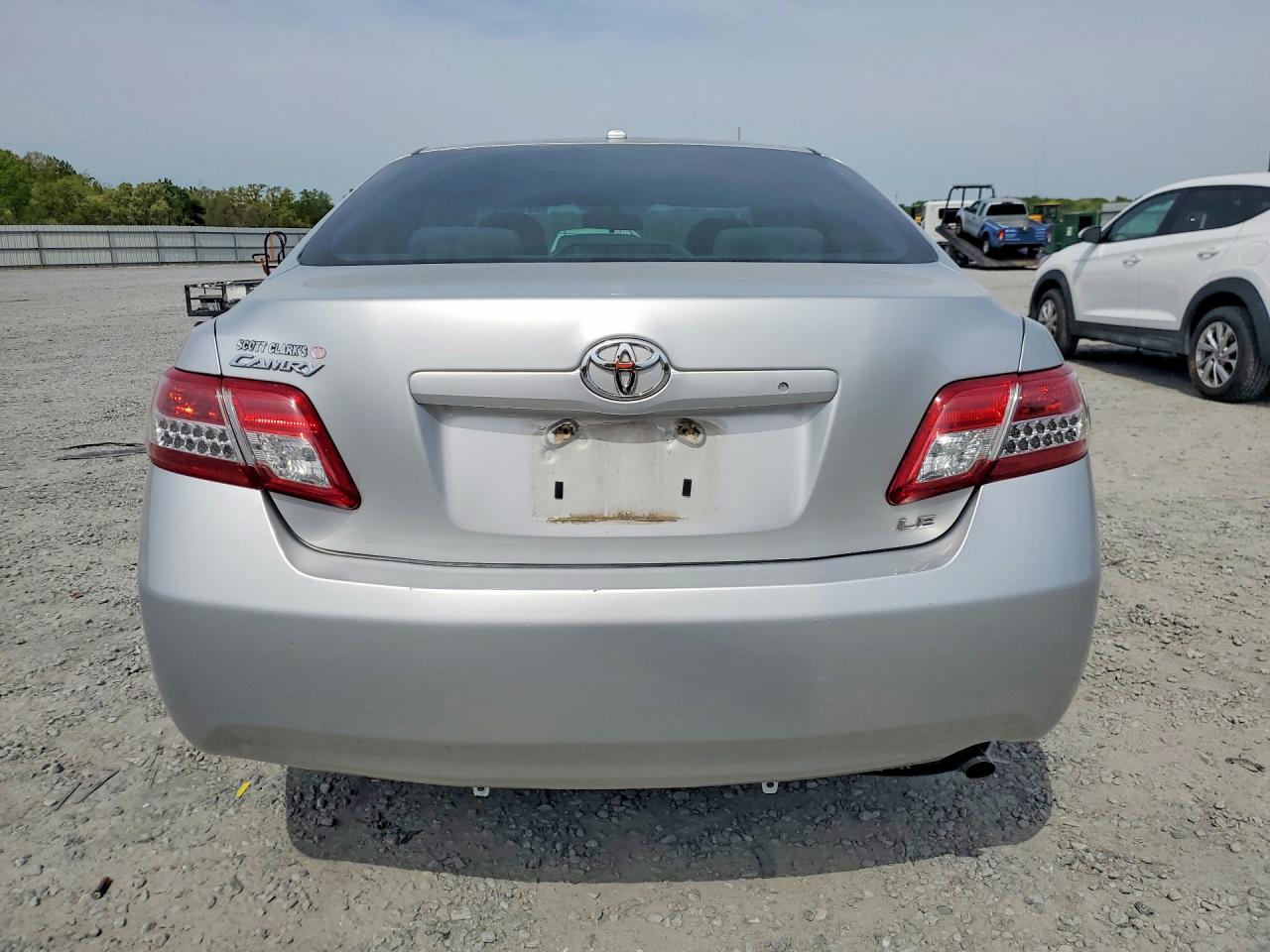 2011 TOYOTA CAMRY LE photo 16