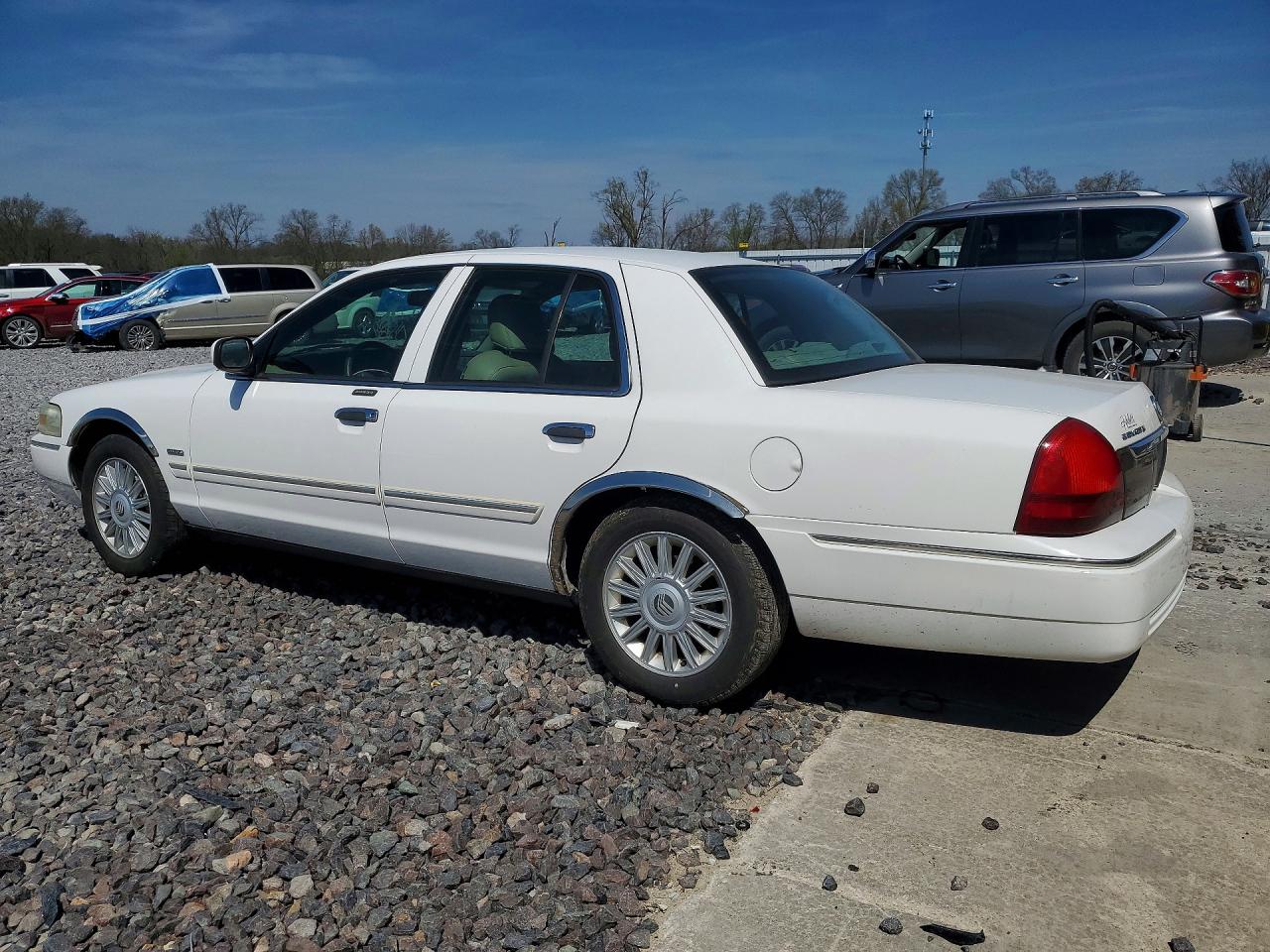 2009 MERCURY GRAND MARQUIS LS photo 2