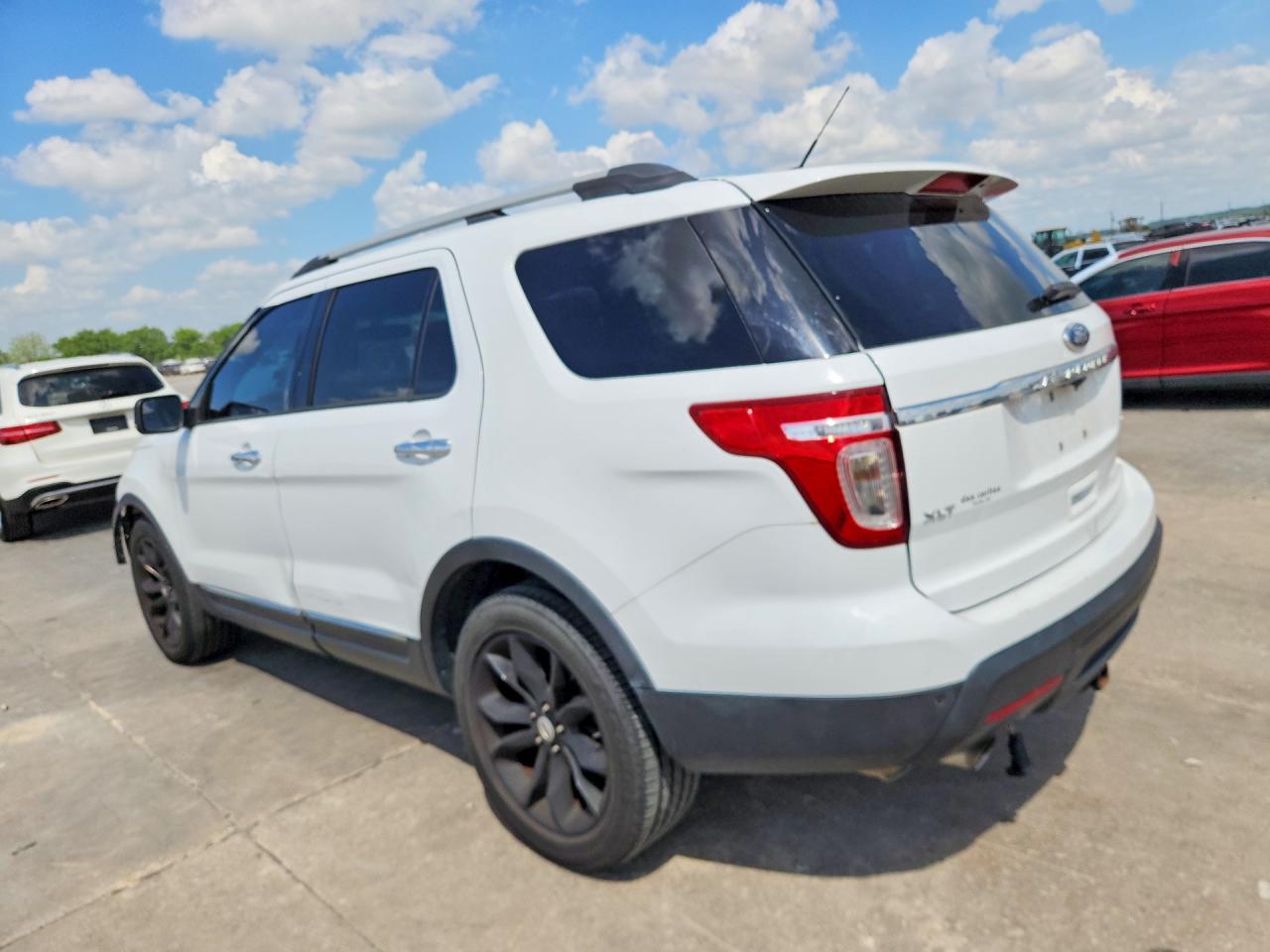 2015 FORD EXPLORER XLT photo 3