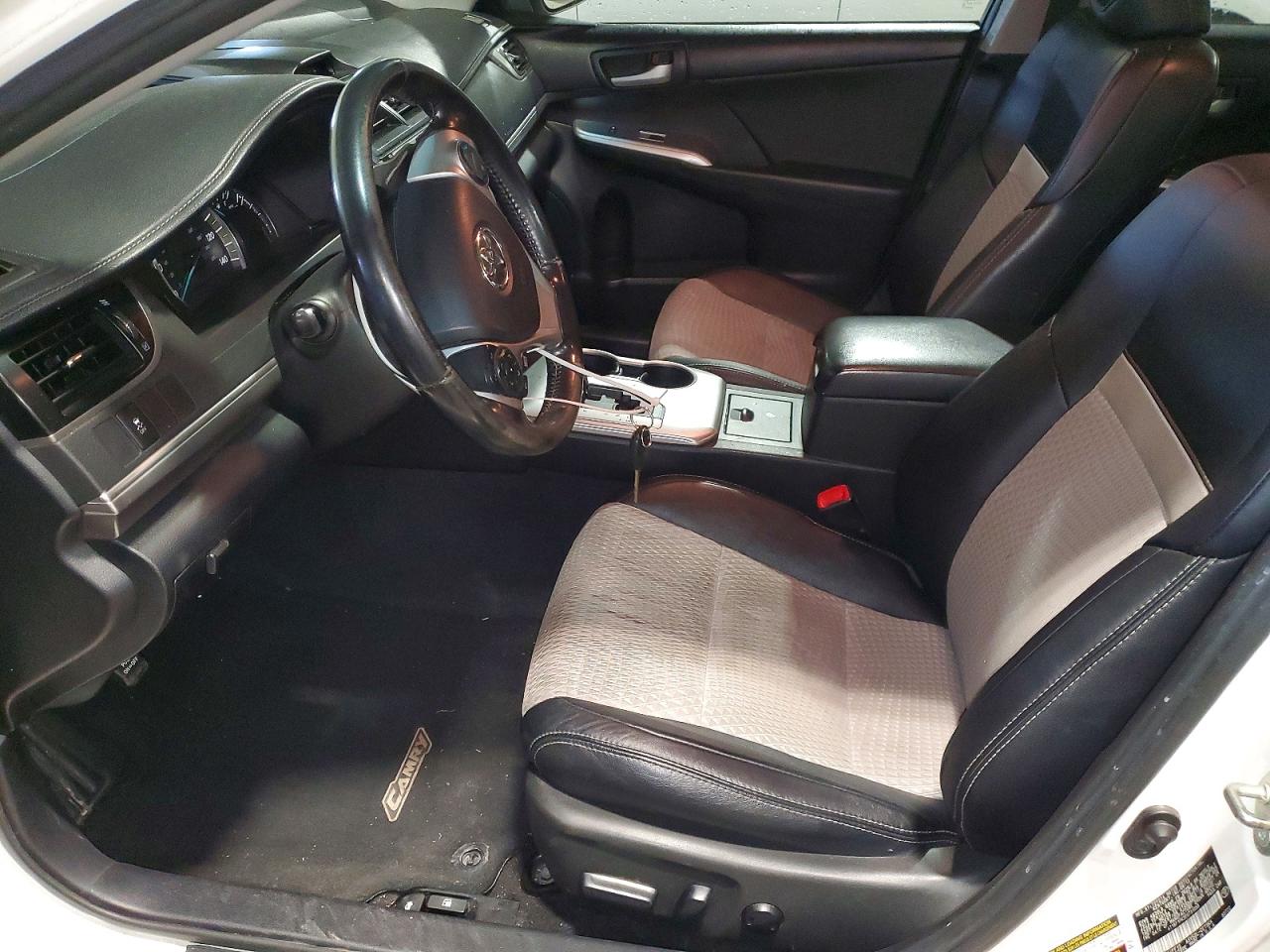 2014 TOYOTA CAMRY SE photo 13