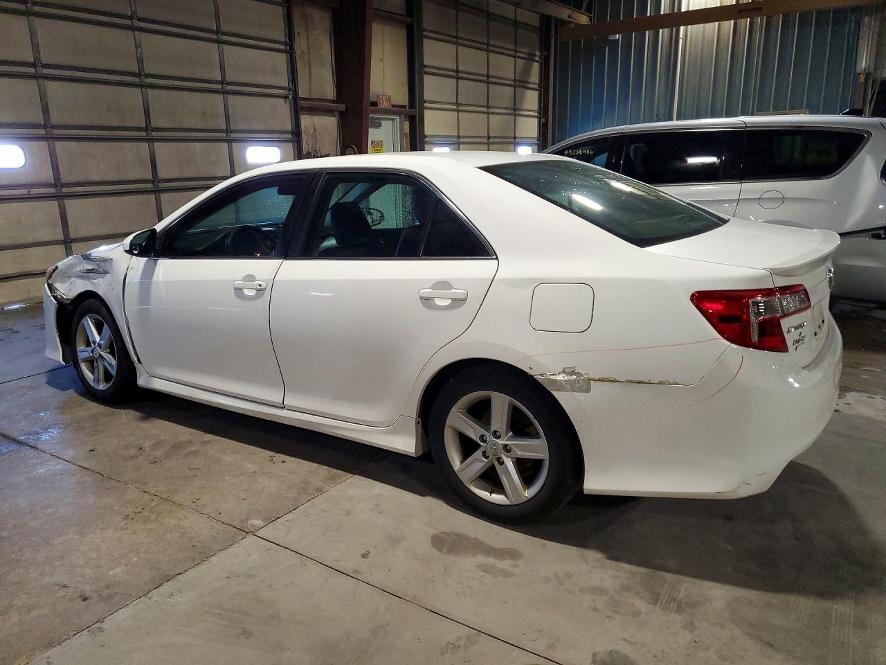 2014 TOYOTA CAMRY SE photo 3