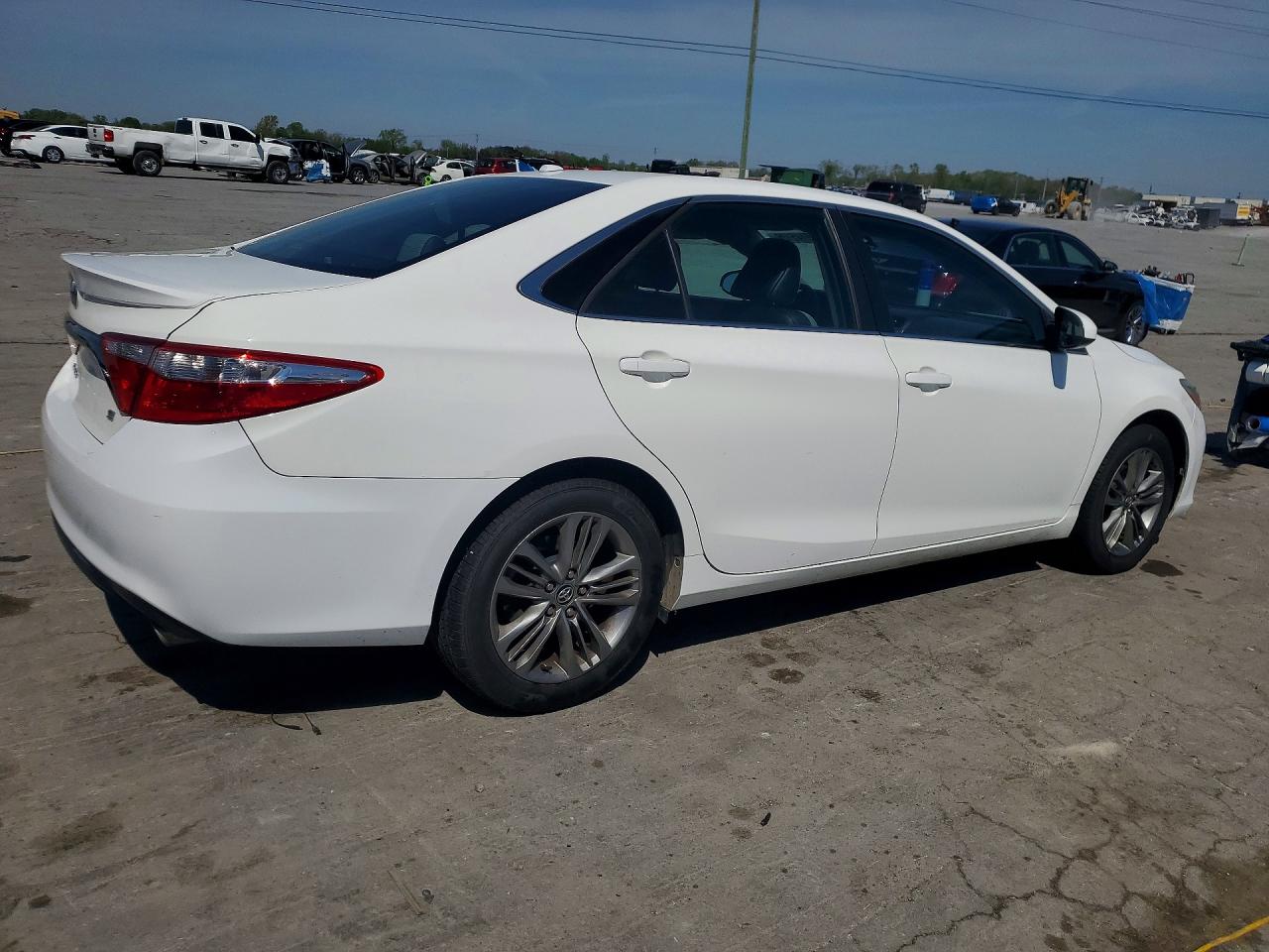 2017 TOYOTA CAMRY SE photo 3