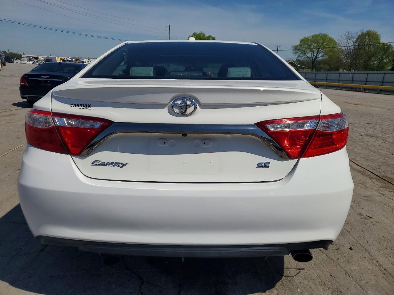 2017 TOYOTA CAMRY SE photo 6