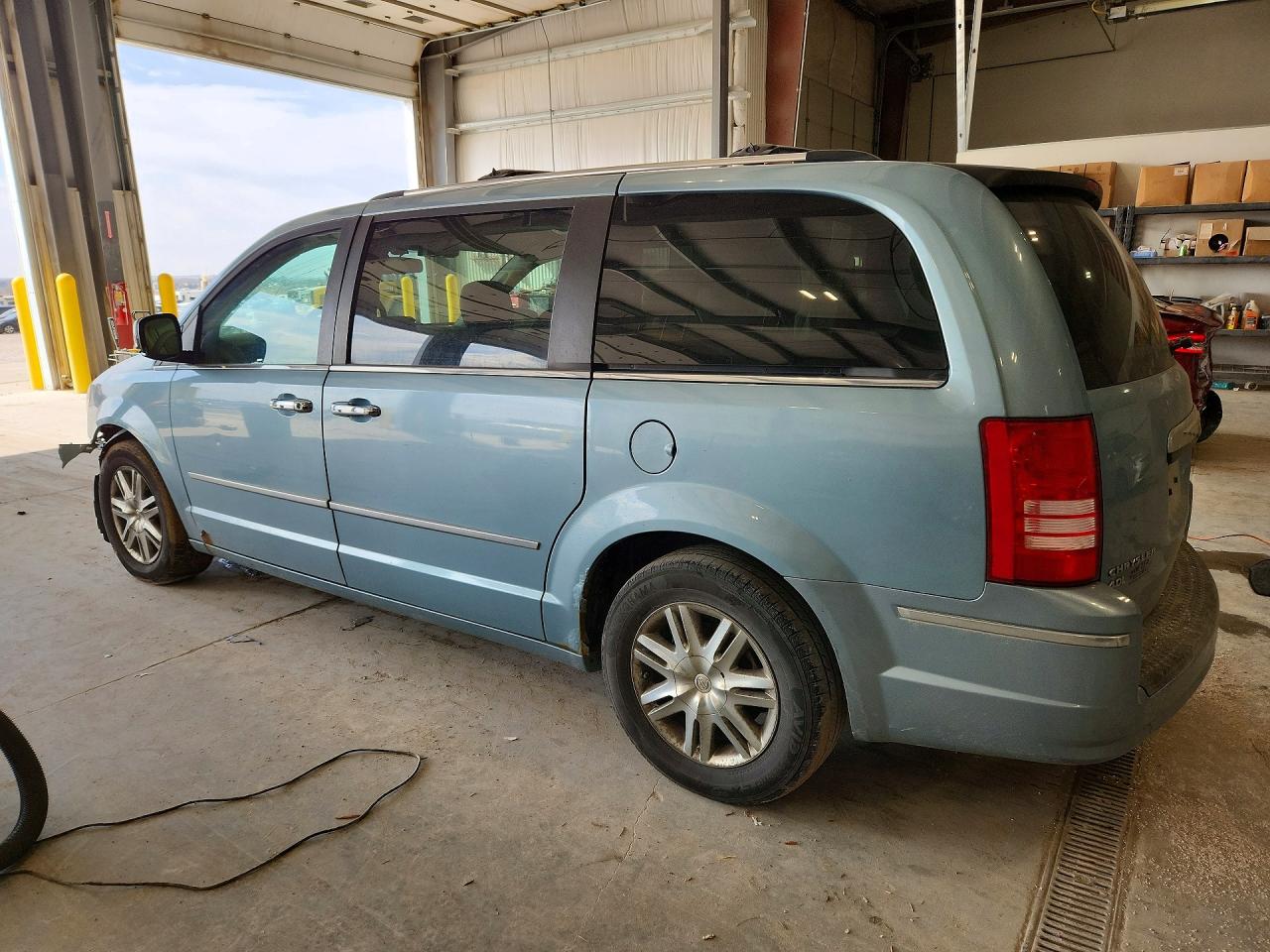 2010 CHRYSLER TOWN & COUNTRY LIMITED photo 2