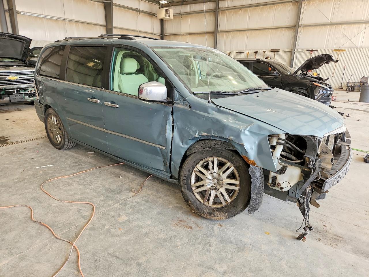 2010 CHRYSLER TOWN & COUNTRY LIMITED photo 4