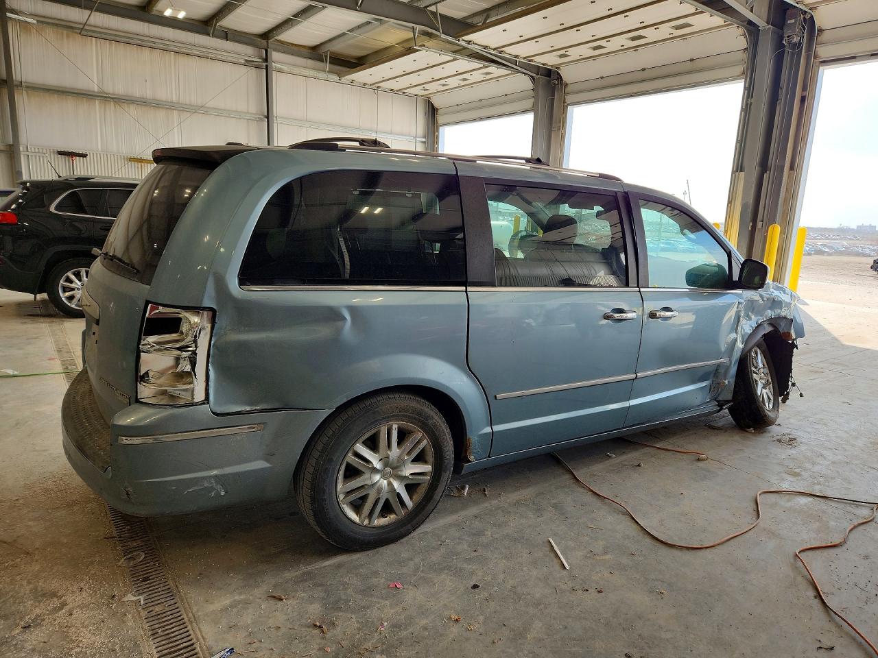 2010 CHRYSLER TOWN & COUNTRY LIMITED photo 3