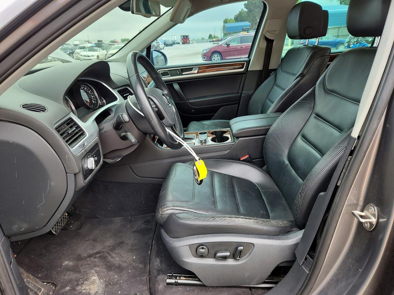 2011 VOLKSWAGEN TOUAREG photo 13