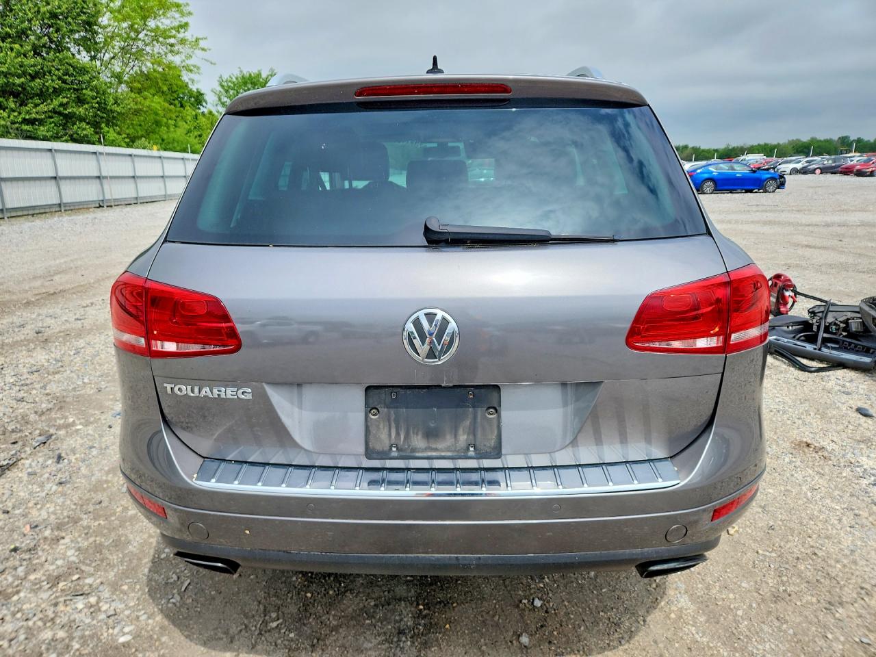 2011 VOLKSWAGEN TOUAREG photo 11