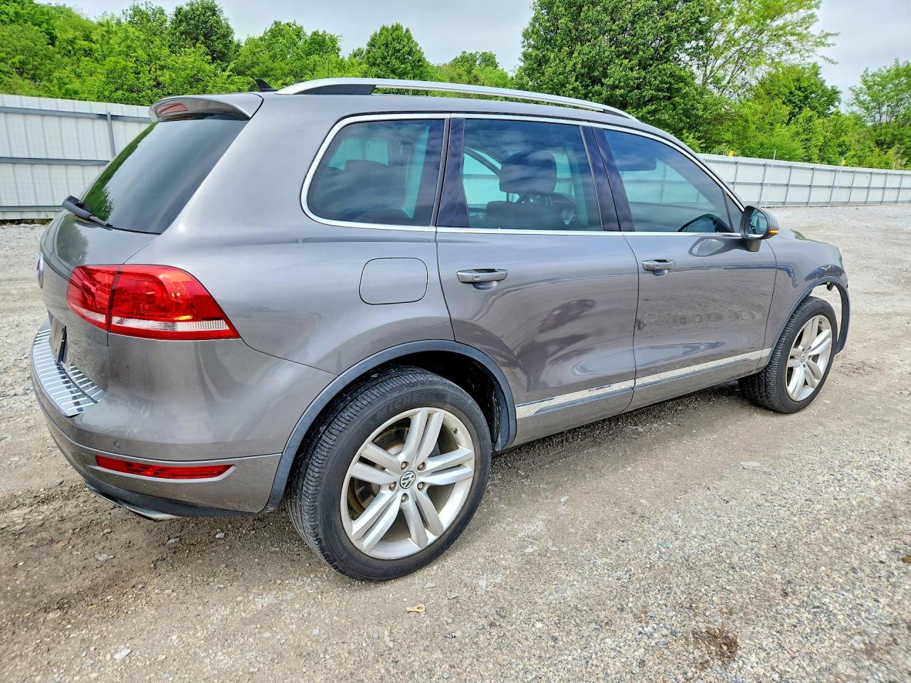 2011 VOLKSWAGEN TOUAREG photo 5