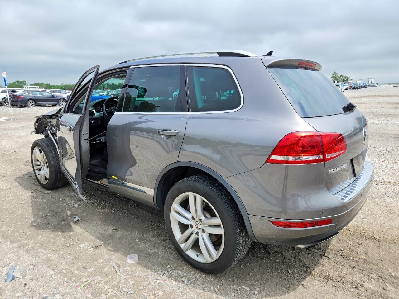 2011 VOLKSWAGEN TOUAREG photo 3