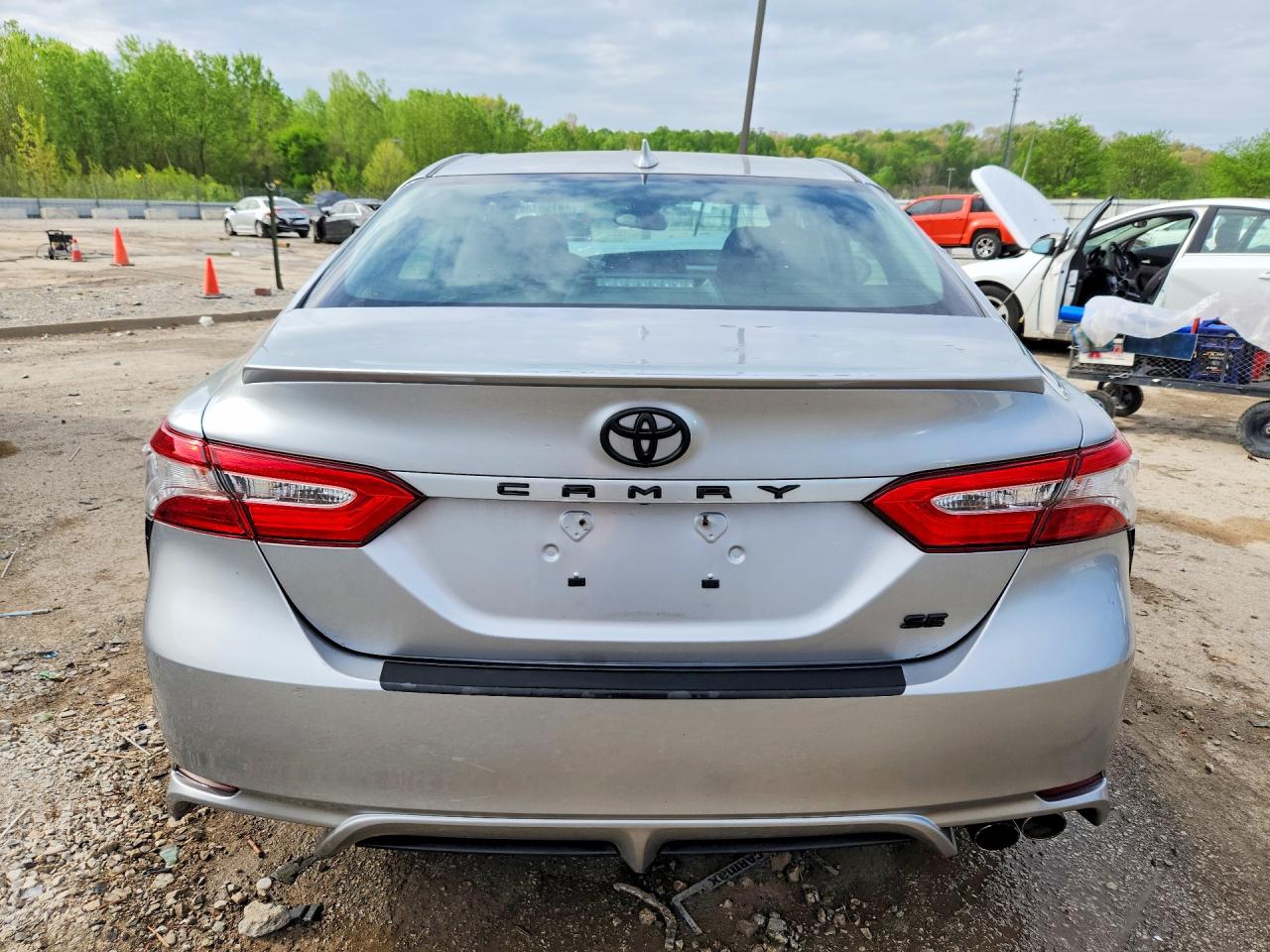2019 TOYOTA CAMRY SE photo 6