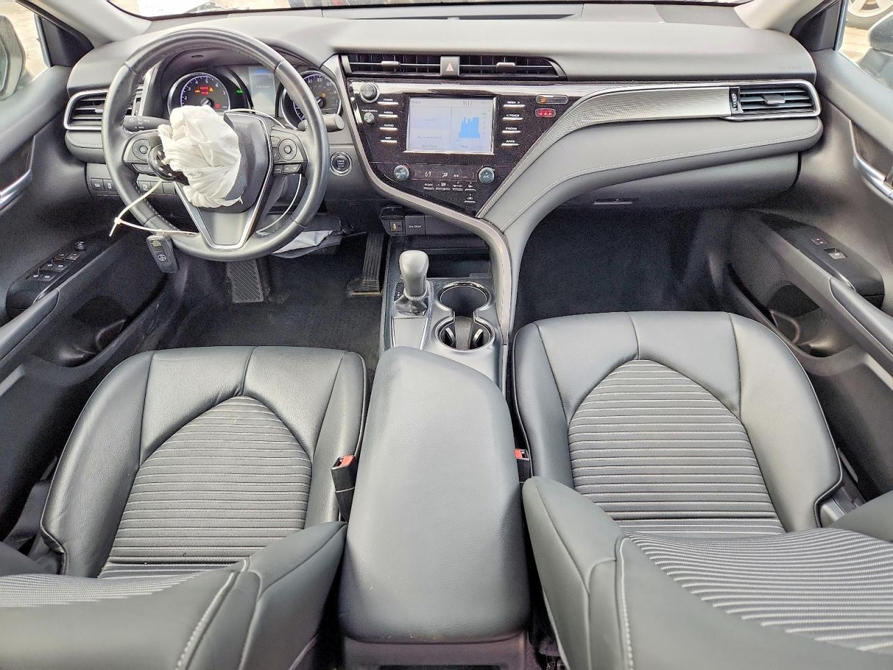 2019 TOYOTA CAMRY SE photo 8