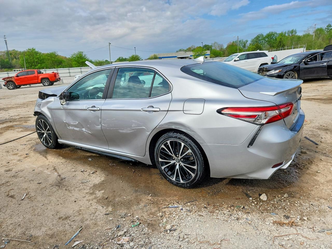 2019 TOYOTA CAMRY SE photo 2