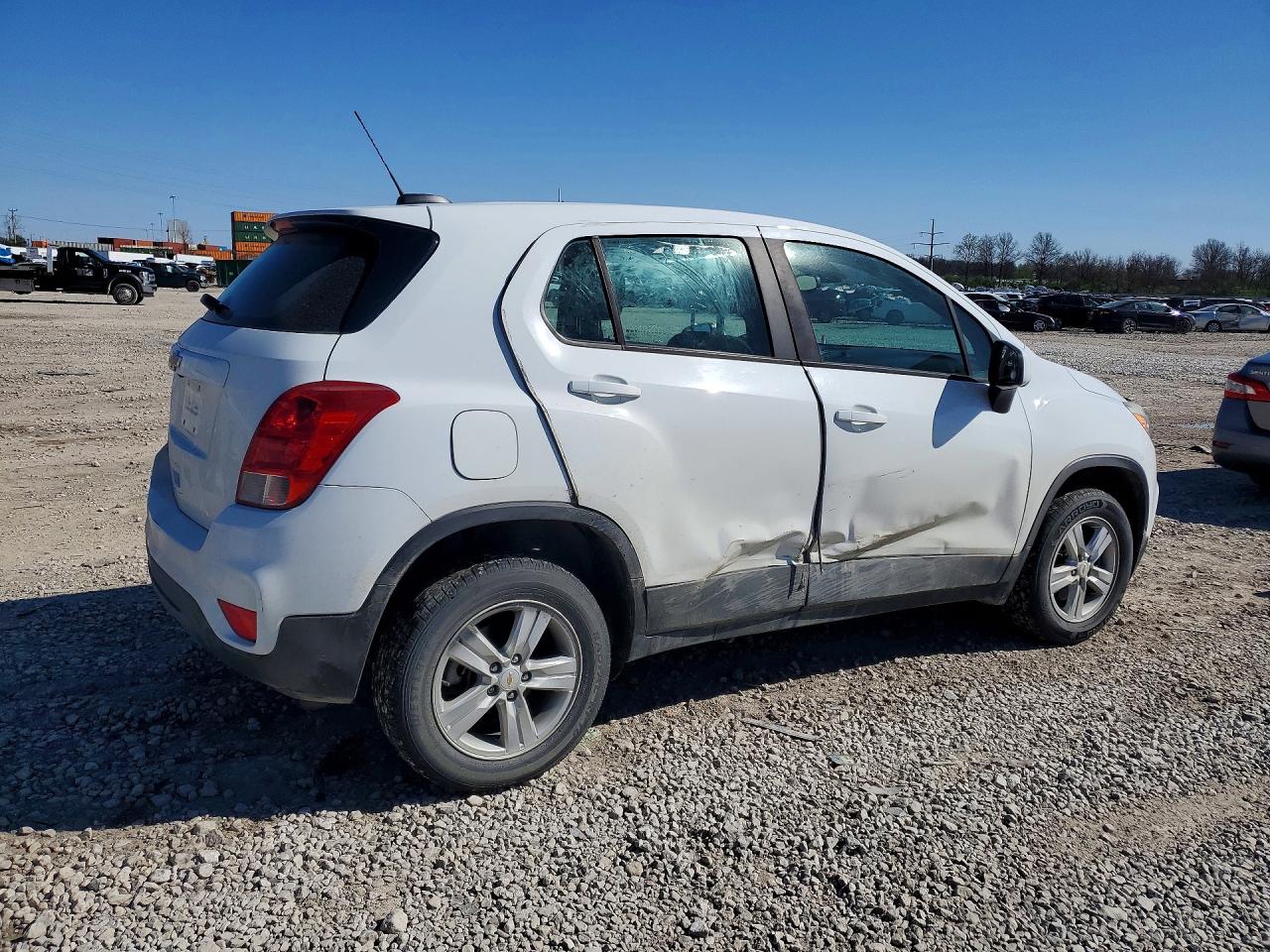 2018 CHEVROLET TRAX LS photo 3