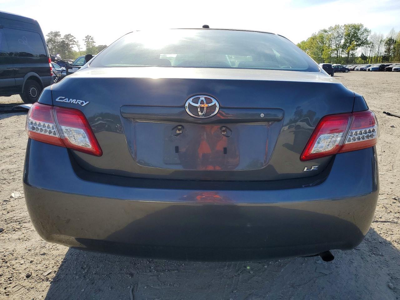 2011 TOYOTA CAMRY LE photo 11