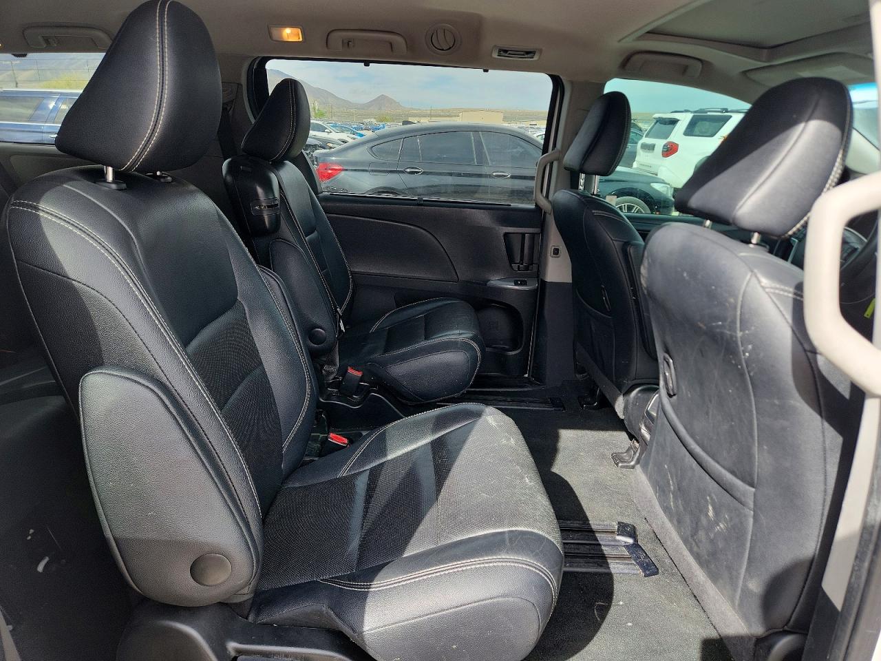 2017 TOYOTA SIENNA SE 8-PASSENGER photo 21