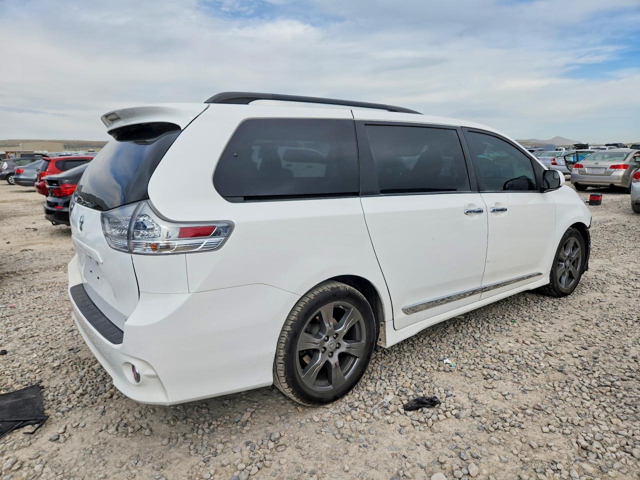 2017 TOYOTA SIENNA SE 8-PASSENGER photo 5