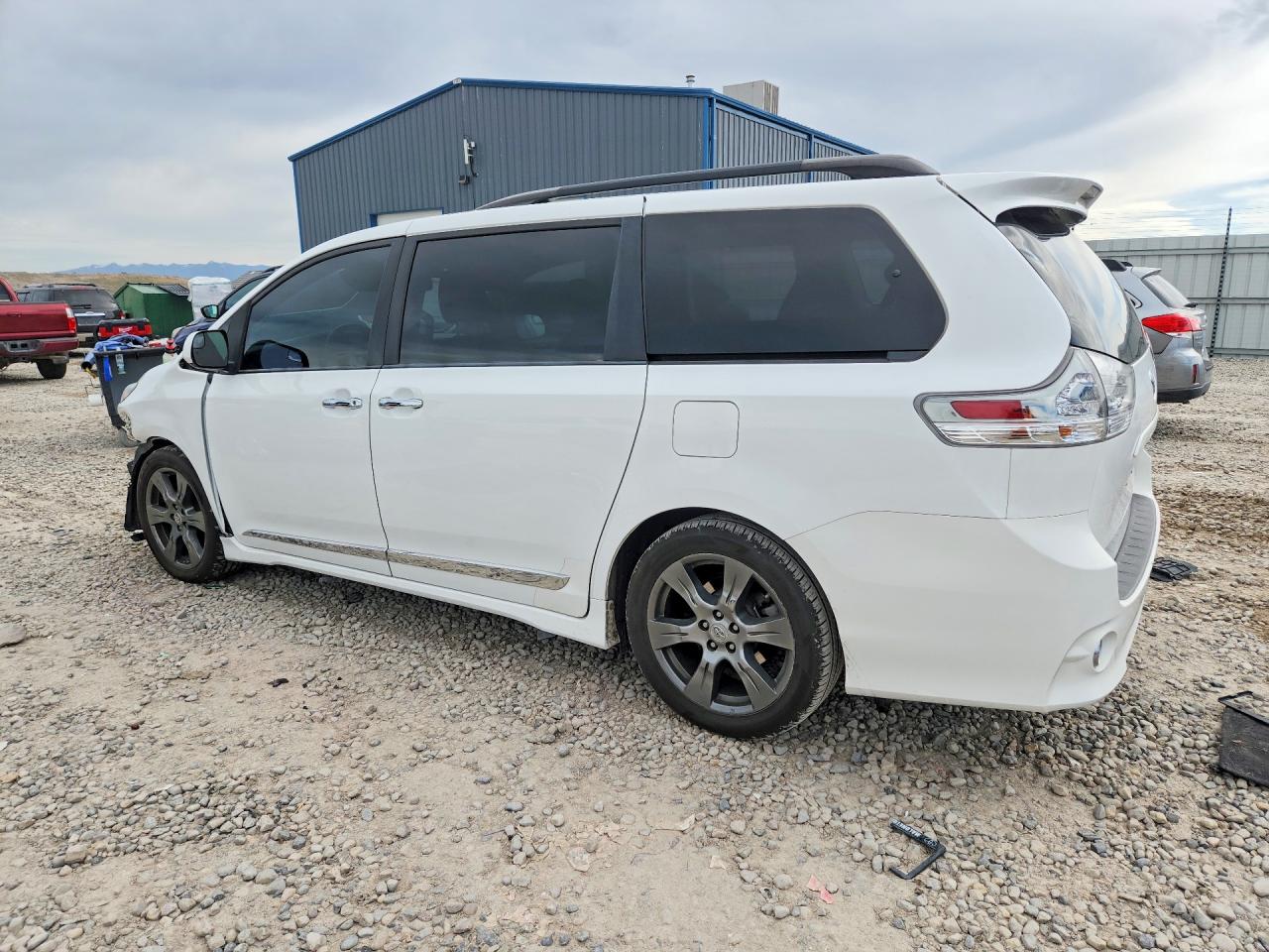 2017 TOYOTA SIENNA SE 8-PASSENGER photo 3