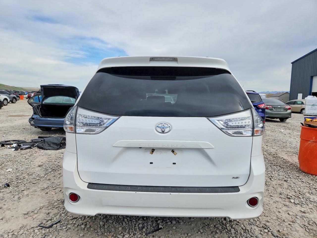 2017 TOYOTA SIENNA SE 8-PASSENGER photo 11
