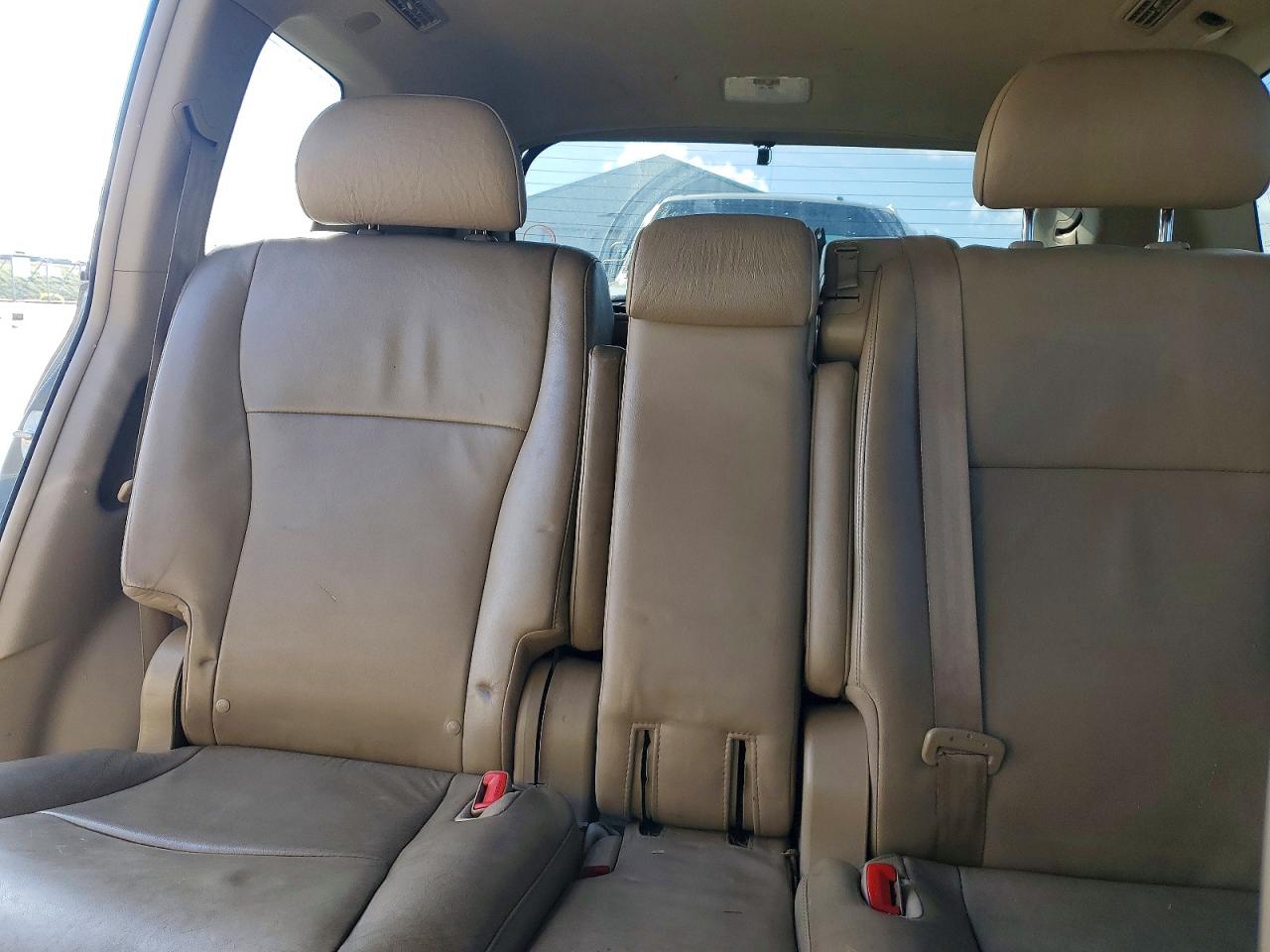 2011 TOYOTA HIGHLANDER SE photo 10
