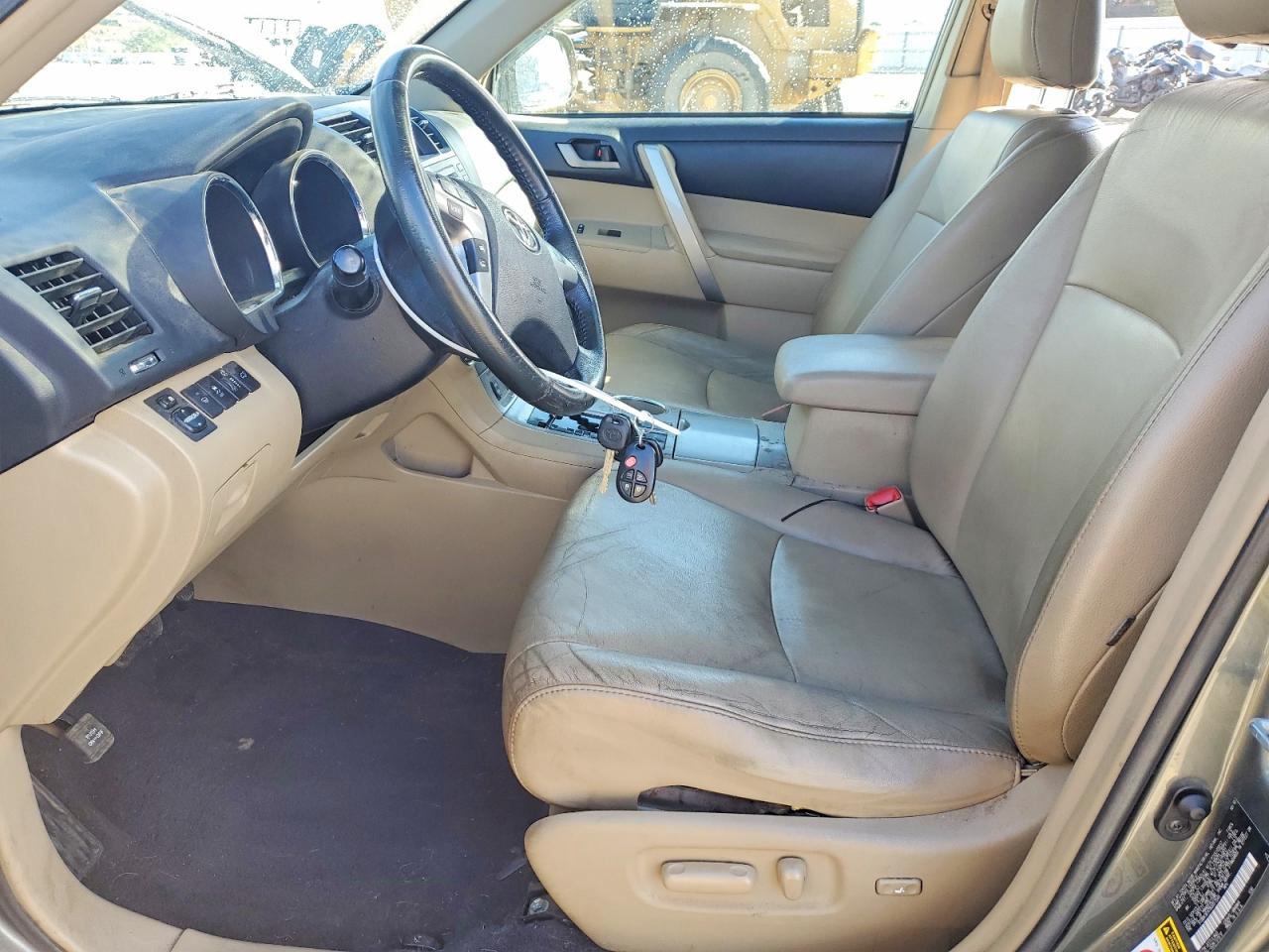 2011 TOYOTA HIGHLANDER SE photo 7