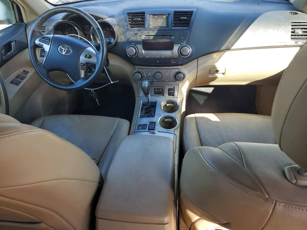 2011 TOYOTA HIGHLANDER SE photo 8