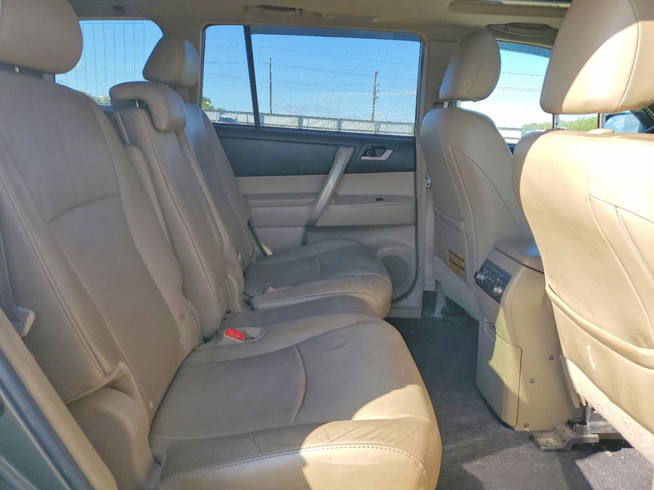 2011 TOYOTA HIGHLANDER SE photo 11