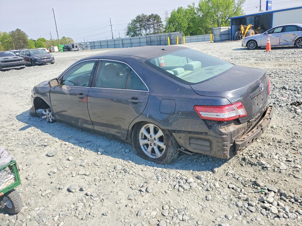 2011 TOYOTA CAMRY LE photo 3