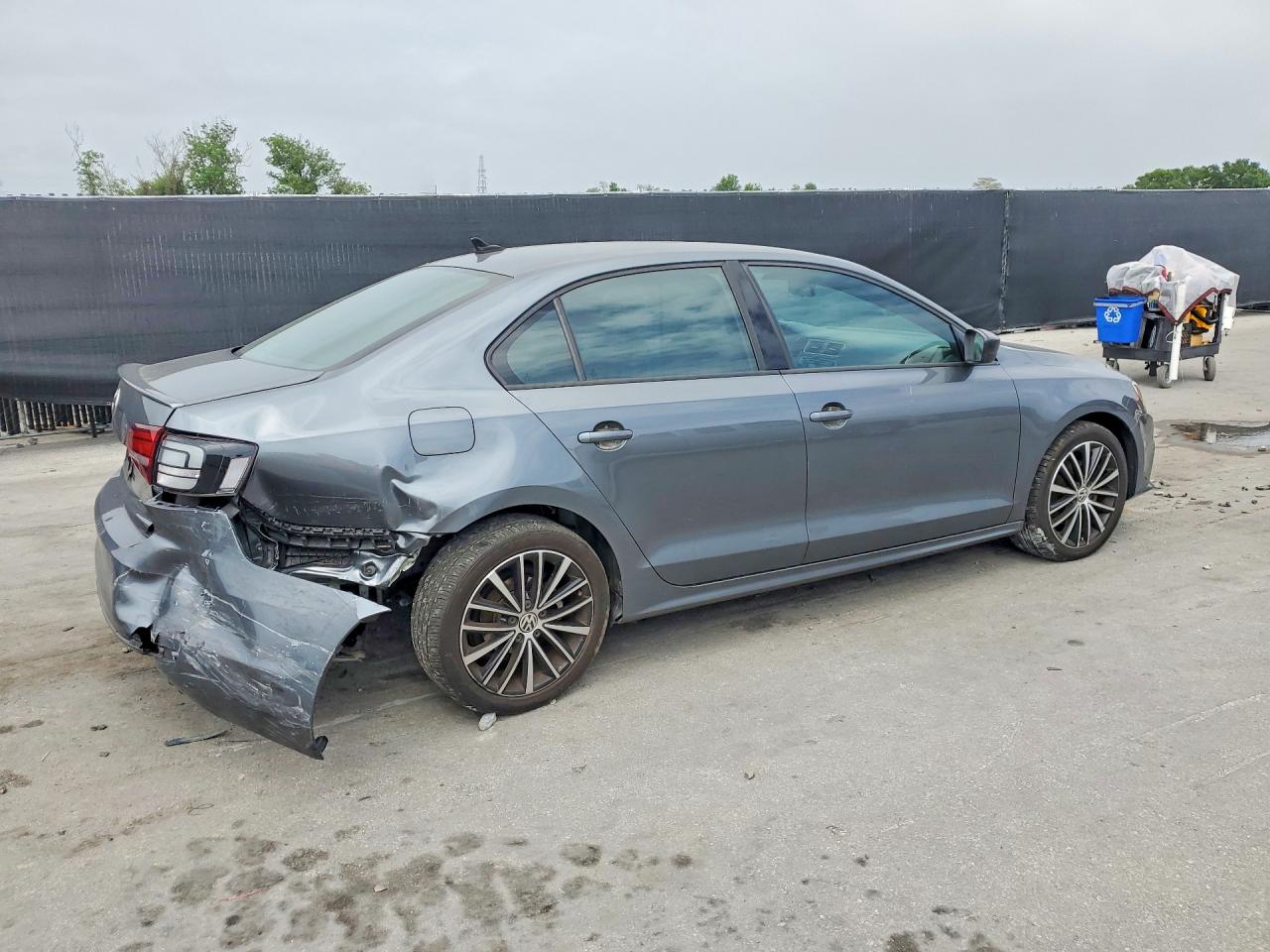 2017 VOLKSWAGEN JETTA SPORT photo 5