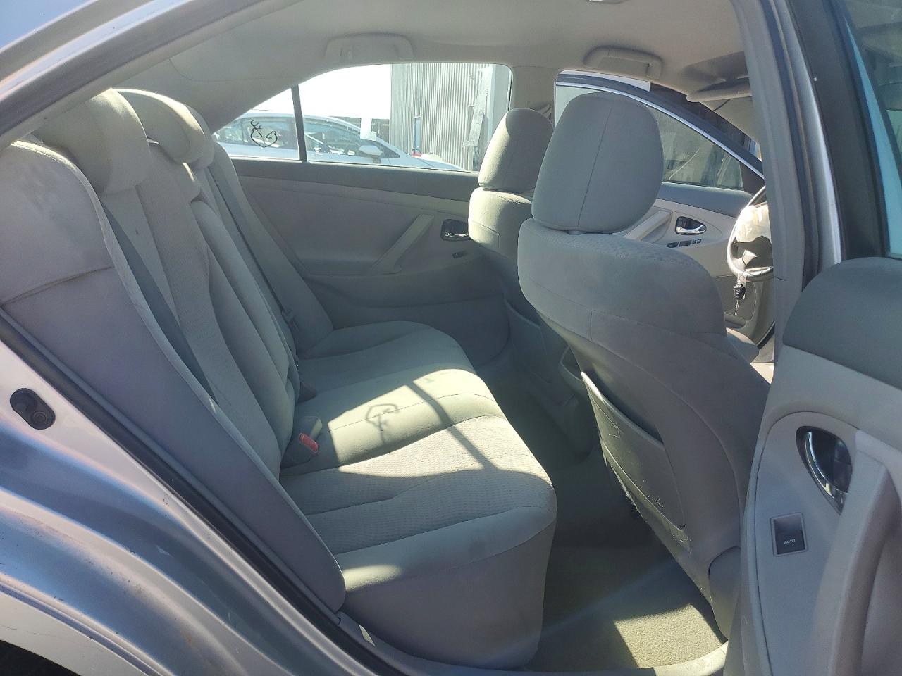 2011 TOYOTA CAMRY LE photo 28