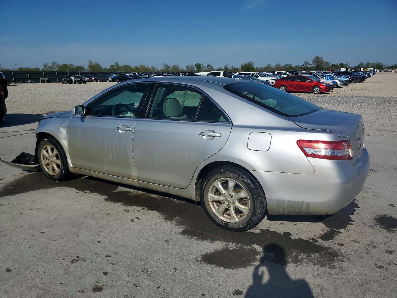 2011 TOYOTA CAMRY LE photo 4