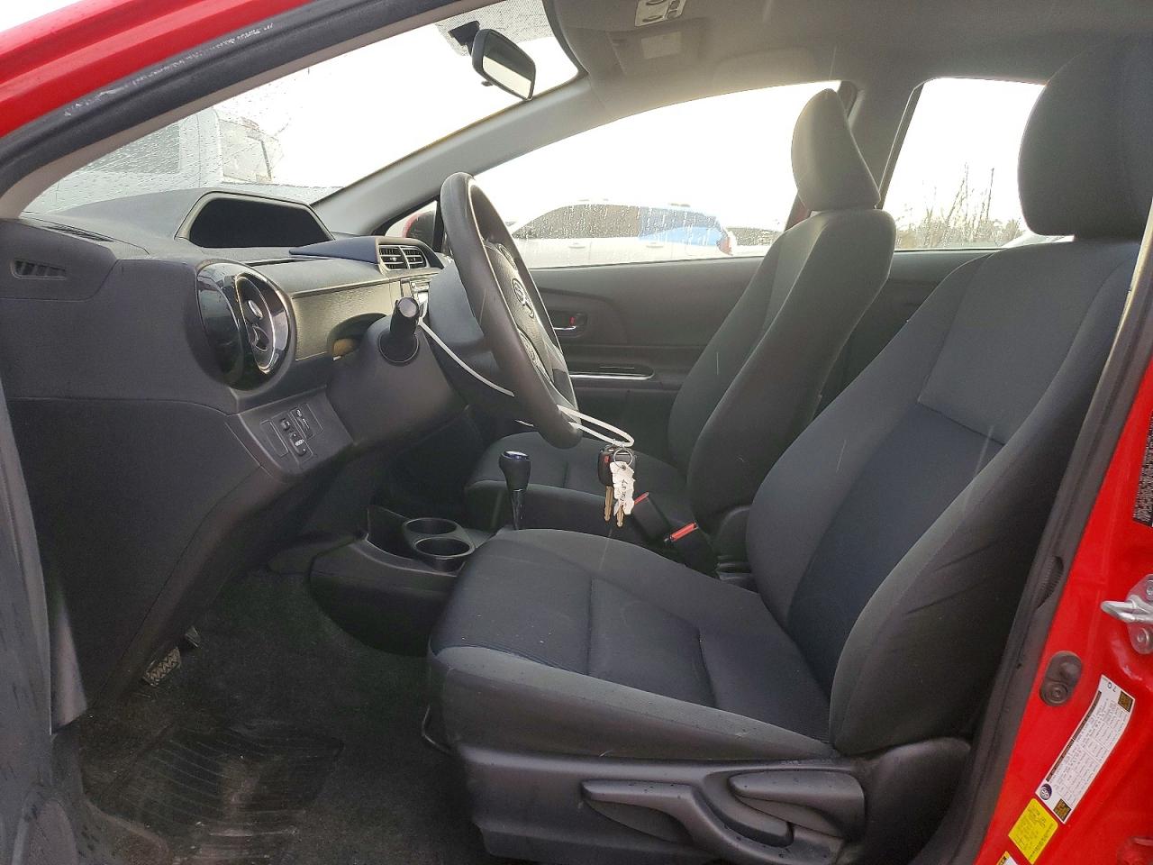 2015 TOYOTA PRIUS C TWO photo 19