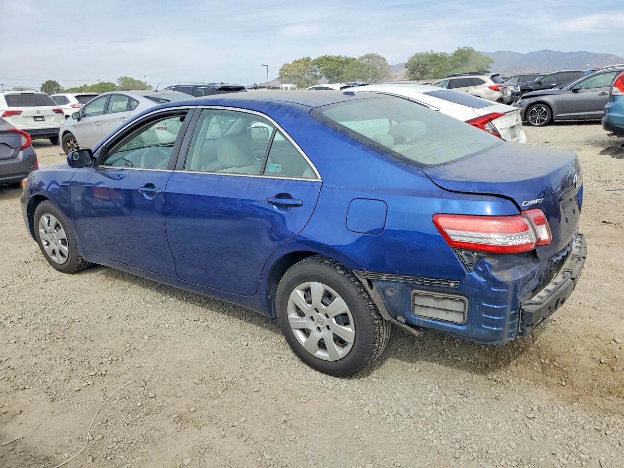2011 TOYOTA CAMRY LE photo 4