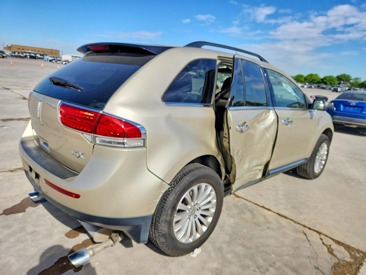 2011 LINCOLN TOWNHOUSE MKX photo 3