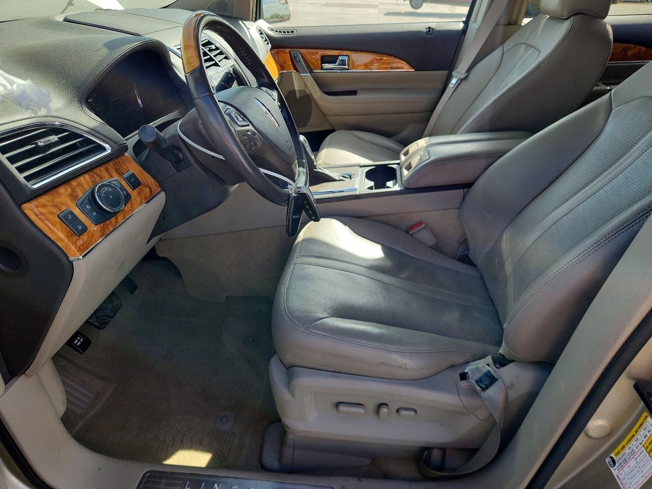 2011 LINCOLN TOWNHOUSE MKX photo 7