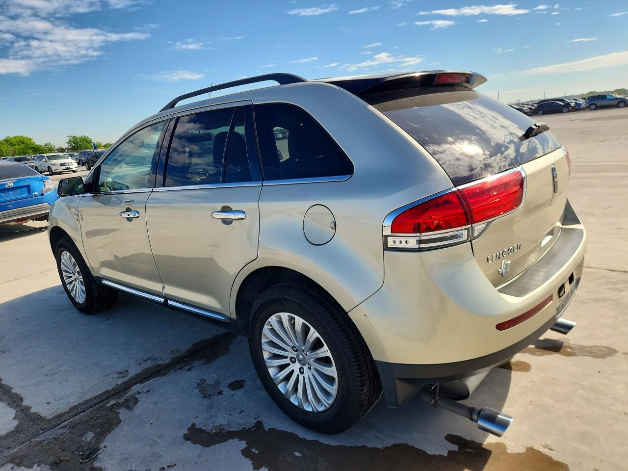 2011 LINCOLN TOWNHOUSE MKX photo 2