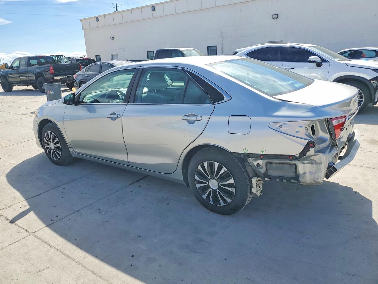 2017 TOYOTA CAMRY LE photo 3