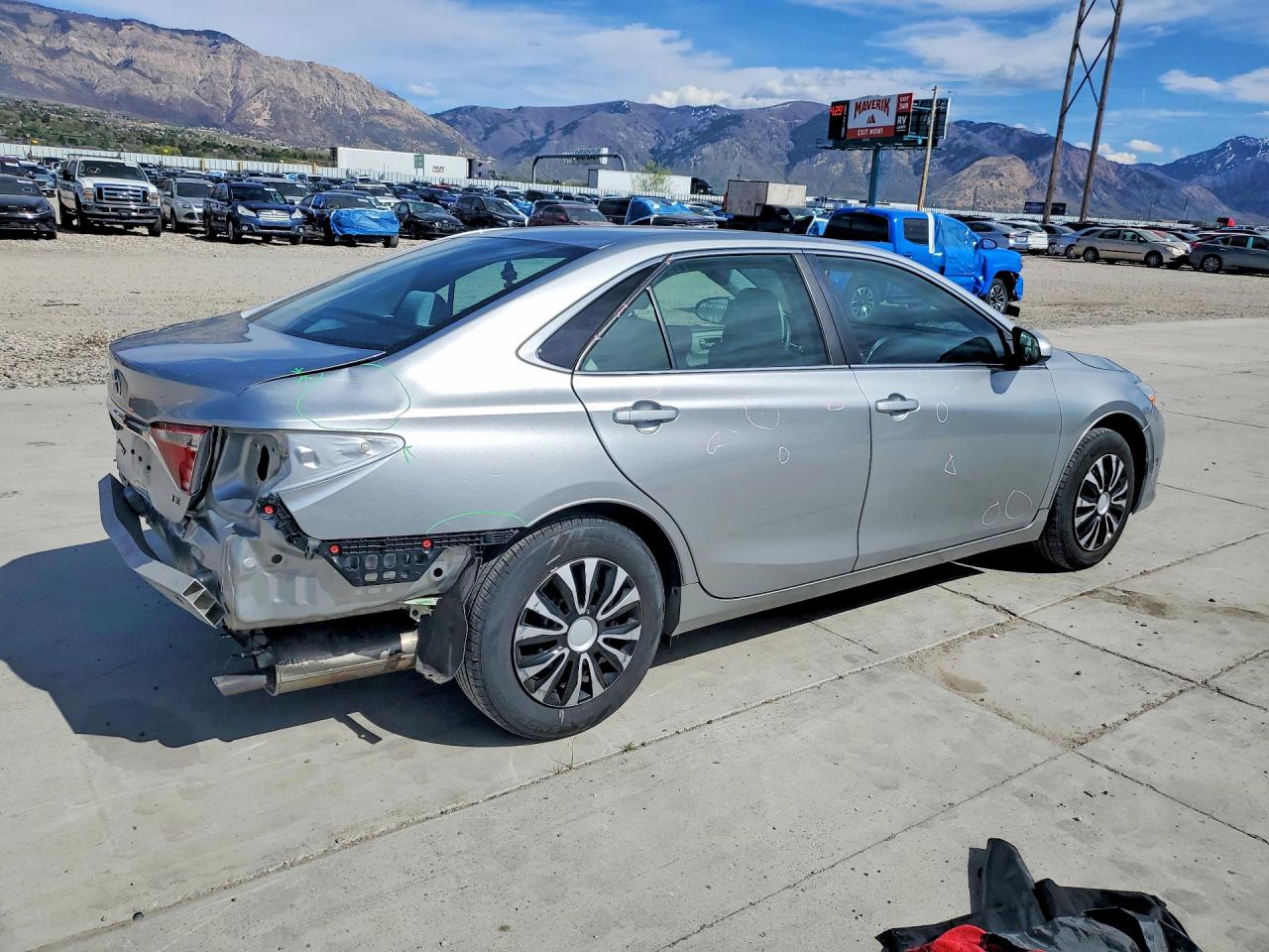 2017 TOYOTA CAMRY LE photo 5