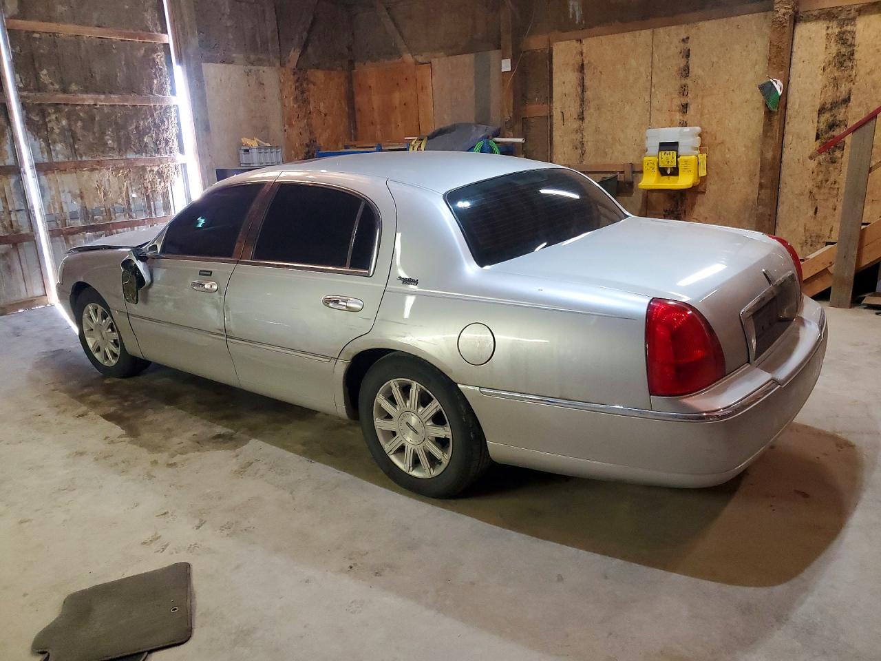 2007 LINCOLN TOWN CAR SIGNATURE LIMITED photo 2