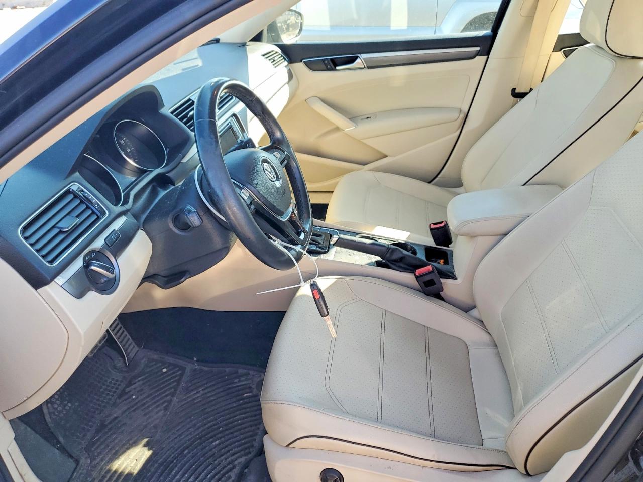 2018 VOLKSWAGEN PASSAT S photo 19
