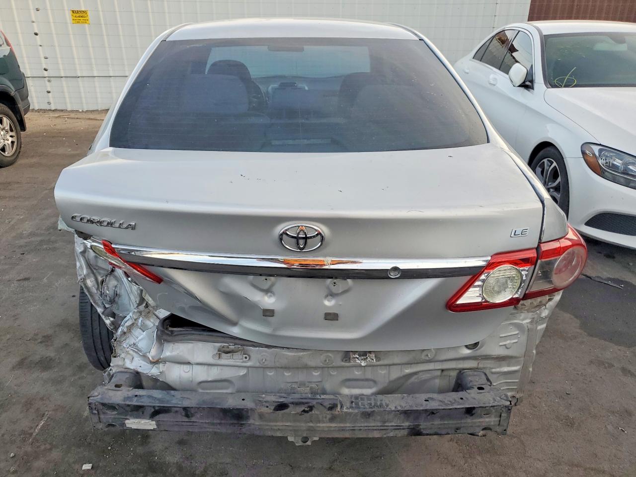 2013 TOYOTA COROLLA LE photo 11