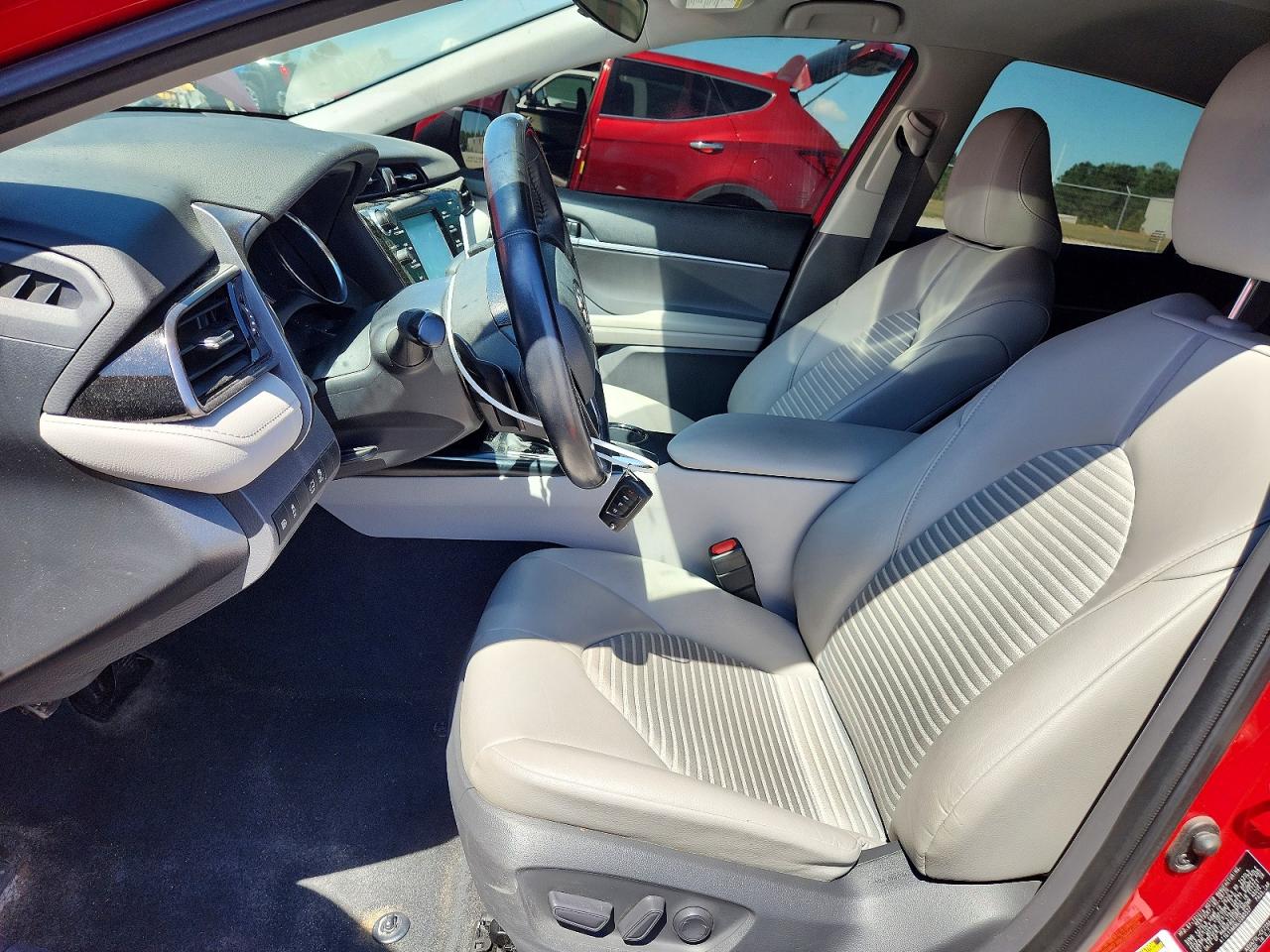 2020 TOYOTA CAMRY SE photo 13