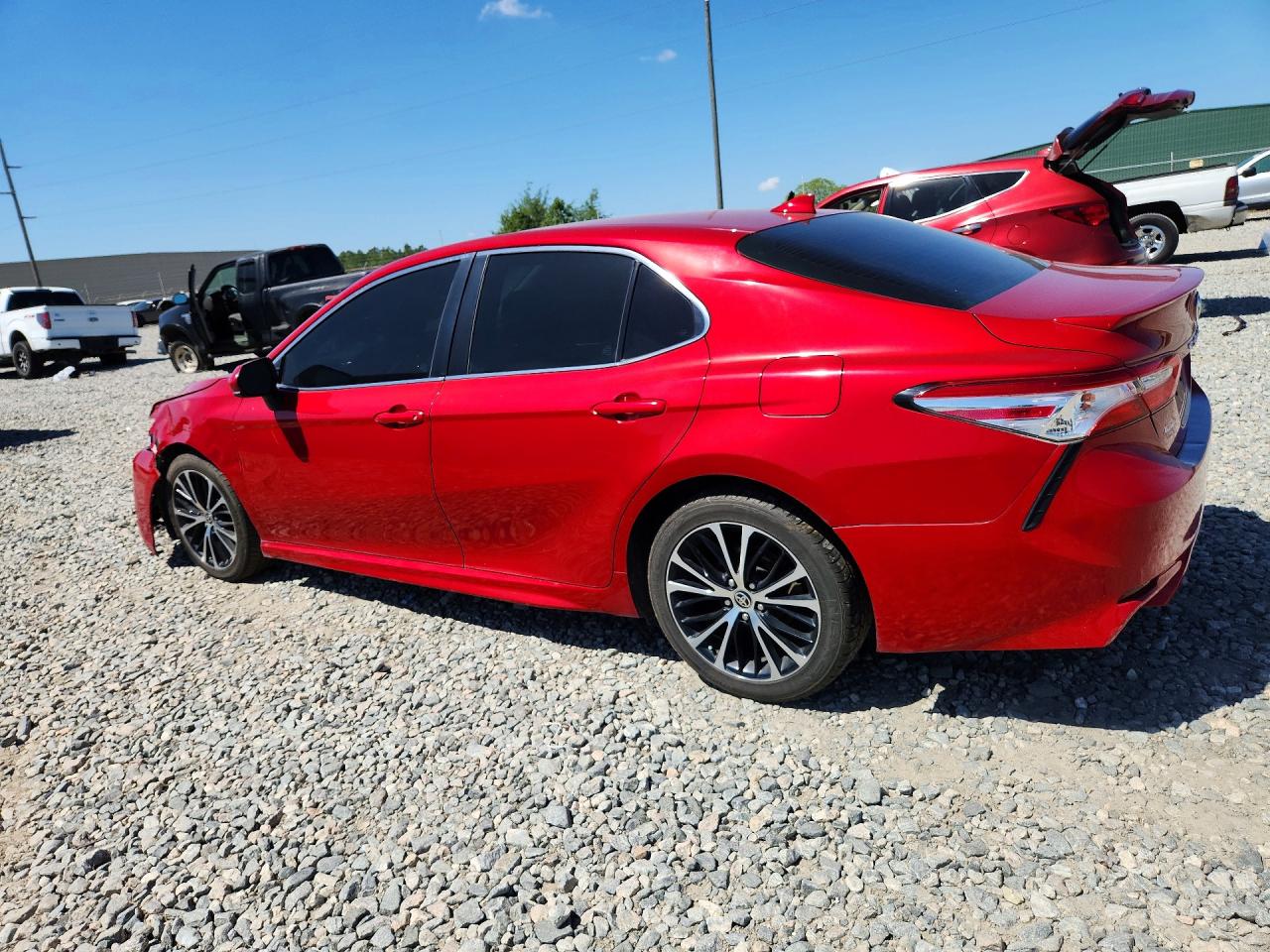 2020 TOYOTA CAMRY SE photo 3
