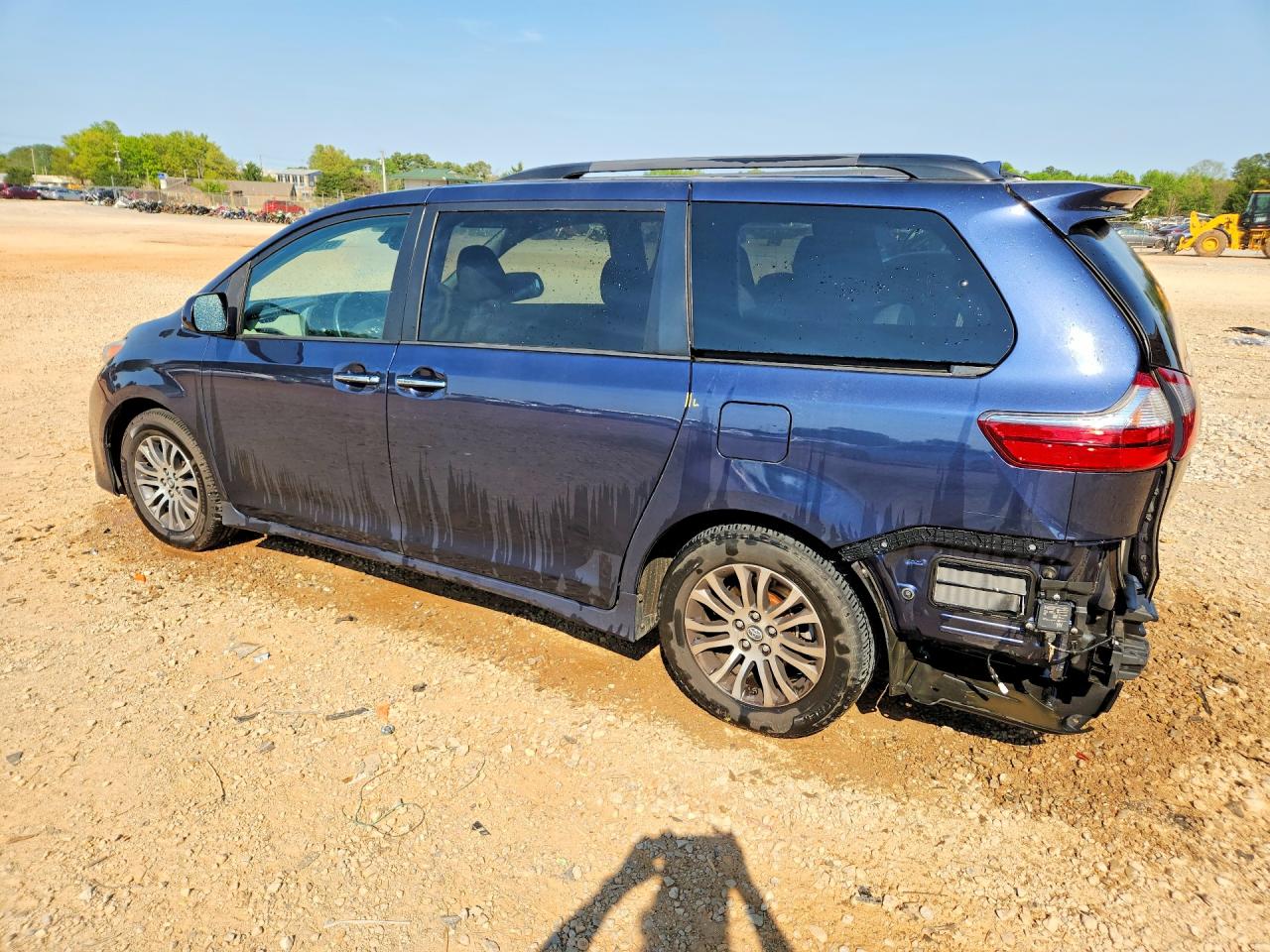 2020 TOYOTA SIENNA XLE PREMIUM 8-PASSENGER photo 2