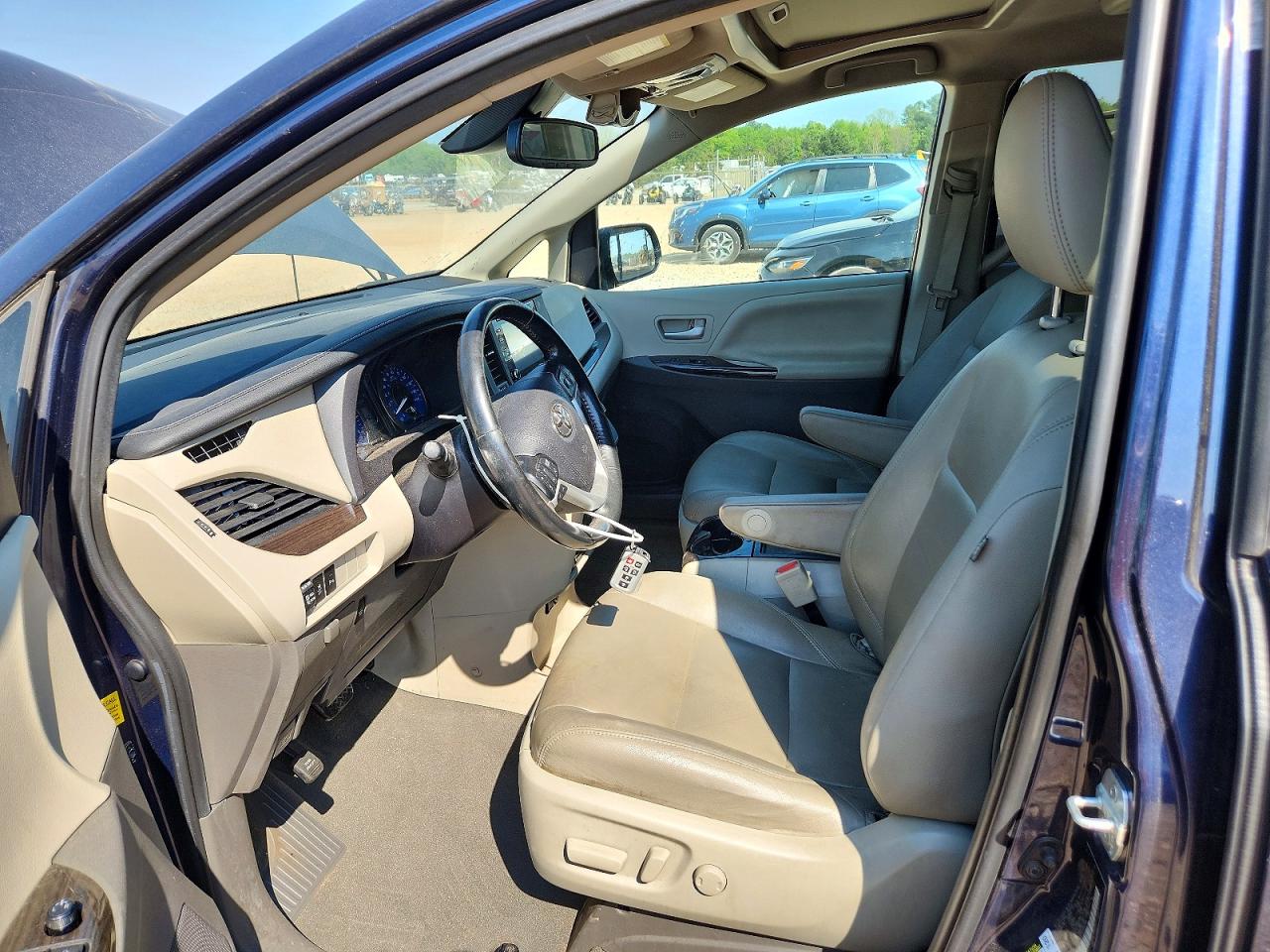 2020 TOYOTA SIENNA XLE PREMIUM 8-PASSENGER photo 7