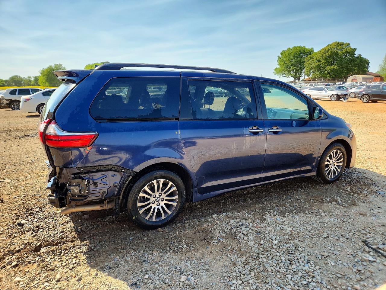 2020 TOYOTA SIENNA XLE PREMIUM 8-PASSENGER photo 3