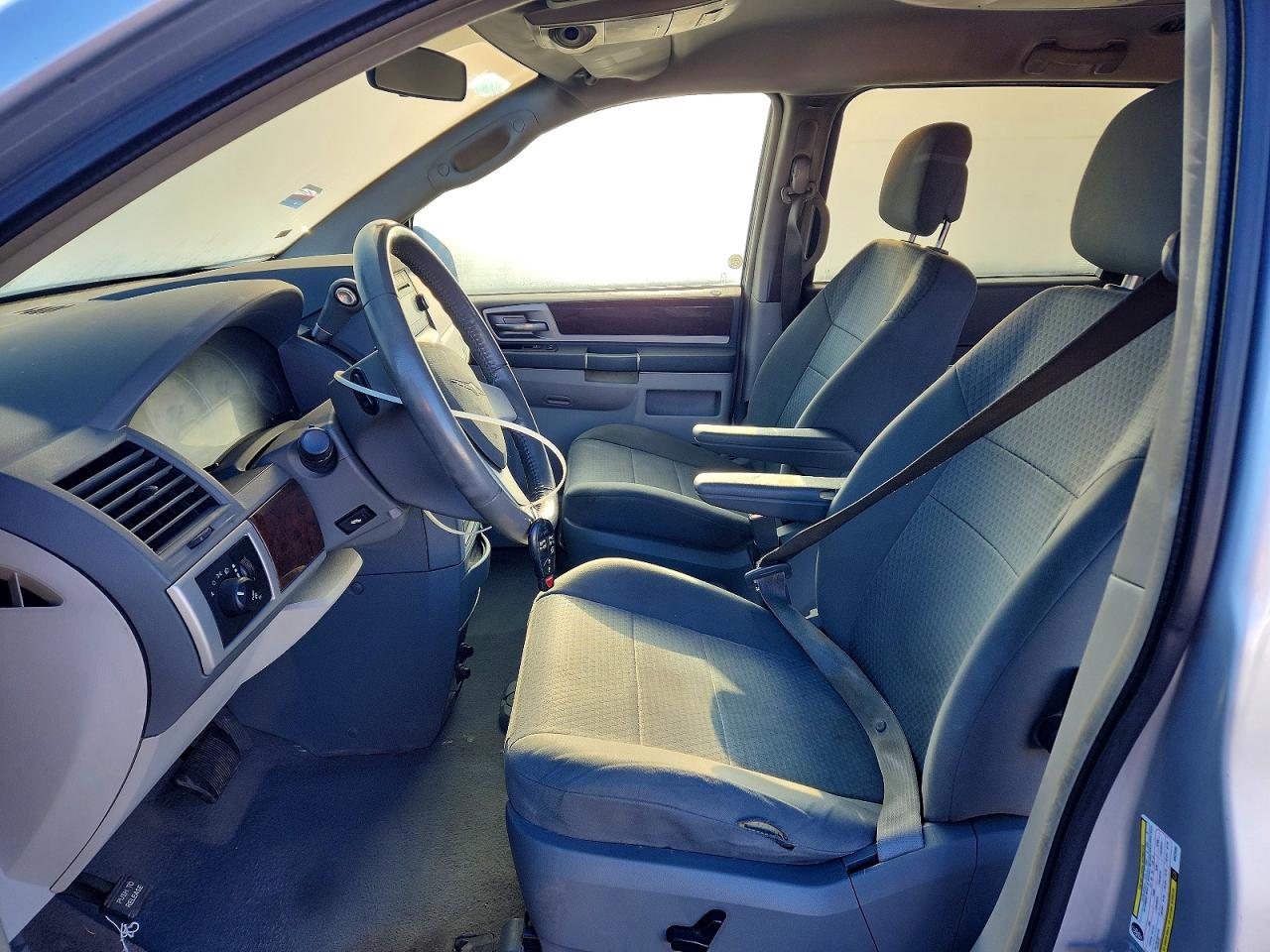 2010 CHRYSLER TOWN & COUNTRY TOURING photo 13