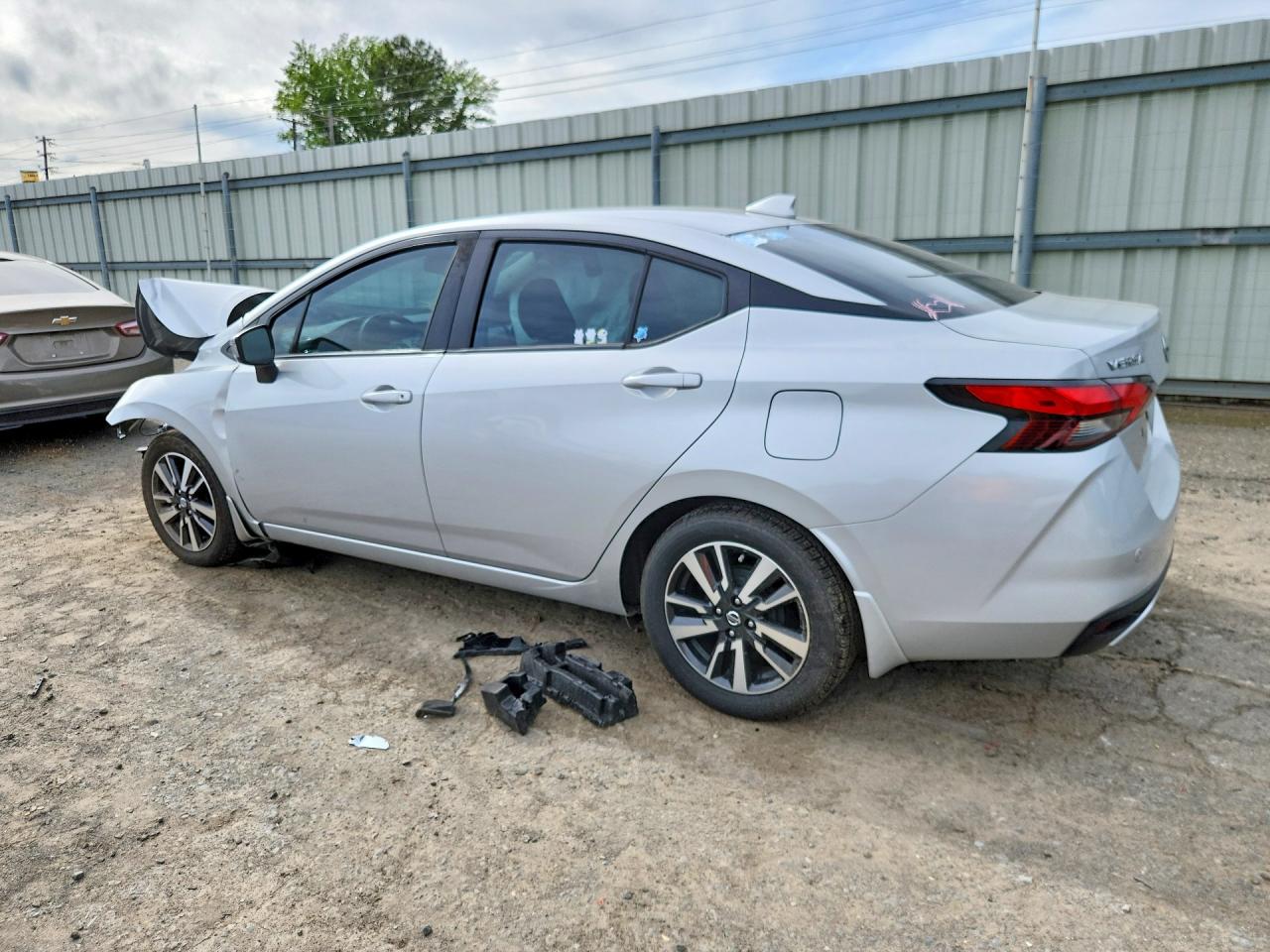 2021 NISSAN VERSA SV photo 3